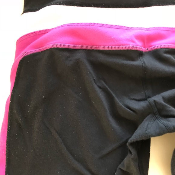 HOST PICK 🔥🔥🔥🔥🔥🔥Lululemon Black and Pink Capri Pants Size 6 - Picture 8 of 8